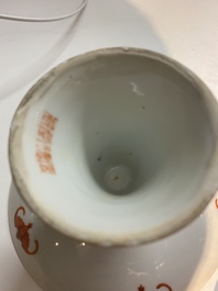 Un bol couvert, une tasse &agrave; vin et un tazza en porcelaine de Chine &agrave; d&eacute;cor de dragons sur fond jaune, 19/20&egrave;me