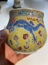 Un bol couvert, une tasse &agrave; vin et un tazza en porcelaine de Chine &agrave; d&eacute;cor de dragons sur fond jaune, 19/20&egrave;me