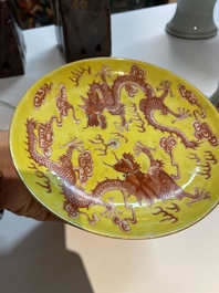 Een Chinese tazza, een dekselkom en een wijnkop met draken op gele fondkleur, 19/20e eeuw