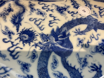 Een Chinese blauw-witte penselenwasser met een draak en een feniks, Qianlong merk, Republiek