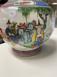 Un vase en porcelaine de Chine famille rose &agrave; d&eacute;cor narratif, 19/20&egrave;me