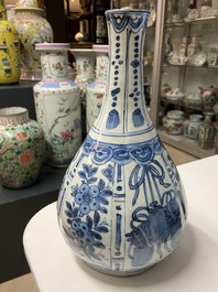 Een Chinese blauw-witte kraakporseleinen flesvormige vaas, Wanli