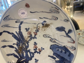 Une assiette en porcelaine de Chine en bleu, blanc et rouge de cuivre de type ko-sometsuke pour le march&eacute; japonais, &eacute;poque Transition