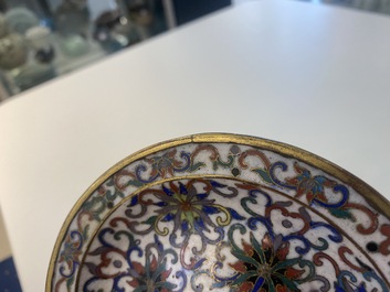 Une tasse sur son support en &eacute;maux cloisonn&eacute;s &agrave; d&eacute;cor de rinceaux de lotus, Chine, 18/19&egrave;me