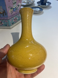 Un vase de forme bouteille en porcelaine de Chine en jaune monochrome &agrave; d&eacute;cor incis&eacute; de dragons, marque de Daoguang, 19/20&egrave;me