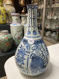 Un vase de forme bouteille en porcelaine de Chine en bleu et blanc de type kraak, Wanli