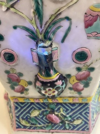 Un vase de forme hexagonale en porcelaine de Chine famille rose &agrave; d&eacute;cor d'antiquit&eacute;s, 19&egrave;me