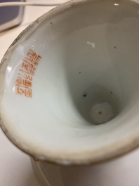 Een Chinese tazza, een dekselkom en een wijnkop met draken op gele fondkleur, 19/20e eeuw