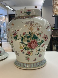 Un grand vase couvert en porcelaine de Chine famille rose, 19&egrave;me