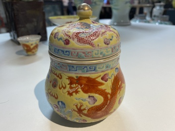 Un bol couvert, une tasse &agrave; vin et un tazza en porcelaine de Chine &agrave; d&eacute;cor de dragons sur fond jaune, 19/20&egrave;me