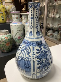 Un vase de forme bouteille en porcelaine de Chine en bleu et blanc de type kraak, Wanli