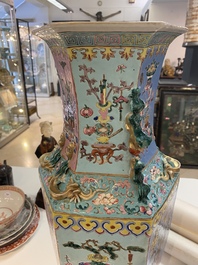 Een Chinese hexagonale famille rose vaas met antiquiteiten, 19e eeuw