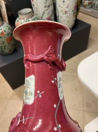 Une paire de vases en porcelaine de Chine &agrave; fond rouge de rubis monochrome, 19&egrave;me