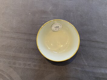 Une rare tasse et soucoupe en porcelaine de Chine famille rose de Canton, 19&egrave;me