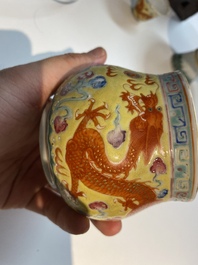 Een Chinese tazza, een dekselkom en een wijnkop met draken op gele fondkleur, 19/20e eeuw