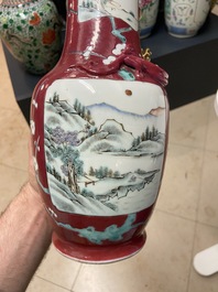 Une paire de vases en porcelaine de Chine &agrave; fond rouge de rubis monochrome, 19&egrave;me