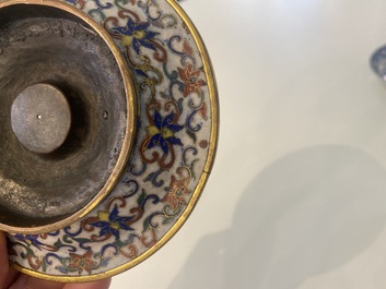 Een Chinese cloisonn&eacute; kop en schotel met lotusslingers, 18/19e eeuw