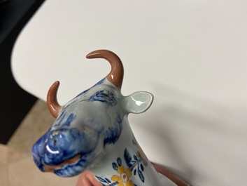 Une paire de terrines couvertes en forme de vache en fa&iuml;ence polychrome de Delft, 18&egrave;me