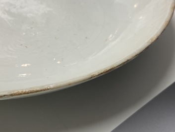 Un plat en porcelaine de Chine en blanc monochrome &agrave; d&eacute;cor incis&eacute; de deux ph&eacute;nix, Ming