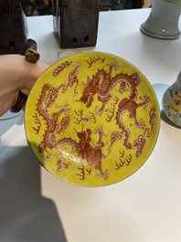 Een Chinese tazza, een dekselkom en een wijnkop met draken op gele fondkleur, 19/20e eeuw