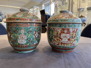 Deux grands bols couverts en porcelaine de Chine Bencharong pour le march&eacute; thai, 18/19&egrave;me