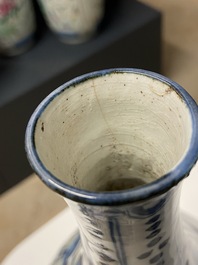 Un vase de forme bouteille en porcelaine de Chine en bleu et blanc de type kraak, Wanli