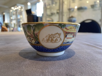 Une rare tasse et soucoupe en porcelaine de Chine famille rose de Canton, 19&egrave;me