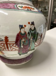 Een Chinese famille rose vaas met verhalend decor, 19/20e eeuw