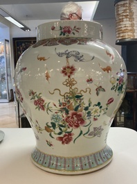 Un grand vase couvert en porcelaine de Chine famille rose, 19&egrave;me