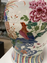 Un vase en porcelaine de Chine famille rose &agrave; d&eacute;cor d'oiseaux parmi des branches fleuries, Qianlong