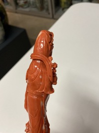 Une figure de Guanyin en corail rouge sculpt&eacute;, Chine, 19/20&egrave;me