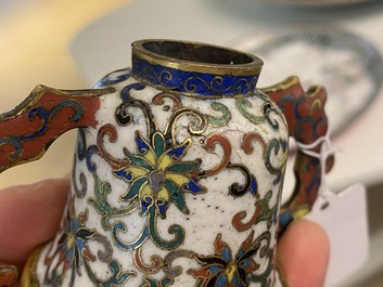 Une tasse sur son support en &eacute;maux cloisonn&eacute;s &agrave; d&eacute;cor de rinceaux de lotus, Chine, 18/19&egrave;me