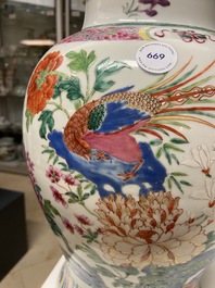 Un vase en porcelaine de Chine famille rose &agrave; d&eacute;cor d'oiseaux parmi des branches fleuries, Qianlong