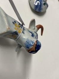 Une paire de terrines couvertes en forme de vache en fa&iuml;ence polychrome de Delft, 18&egrave;me