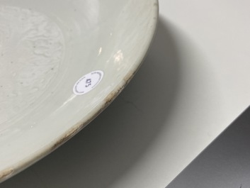 Un plat en porcelaine de Chine en blanc monochrome &agrave; d&eacute;cor incis&eacute; de deux ph&eacute;nix, Ming