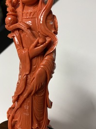 Een Chinese bloedkoralen 'Guanyin' figuur, 19/20e eeuw