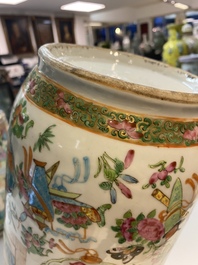 Deux paires de vases en porcelaine de Chine famille rose de Canton, 19&egrave;me