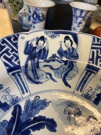 Un plat en porcelaine de Chine en bleu et blanc &agrave; d&eacute;cor de deux femmes et deux lapins dans un jardin, marque et &eacute;poque de Kangxi