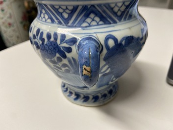 Een zeldzame Chinese blauw-witte kraakporseleinen twee-orige pot op voet, Wanli