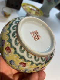 Un bol couvert, une tasse &agrave; vin et un tazza en porcelaine de Chine &agrave; d&eacute;cor de dragons sur fond jaune, 19/20&egrave;me