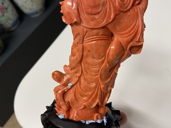 Une figure de Tara en corail rouge sculpt&eacute;, Chine, 19/20&egrave;me