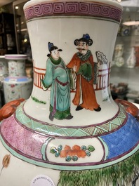 Un vase en porcelaine de Chine famille rose &agrave; d&eacute;cor narratif, 19/20&egrave;me