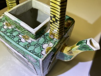 Een Chinese verte biscuit theepot met deksel, Kangxi