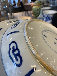 Un plat en porcelaine de Chine en bleu et blanc &agrave; d&eacute;cor de deux femmes et deux lapins dans un jardin, marque et &eacute;poque de Kangxi