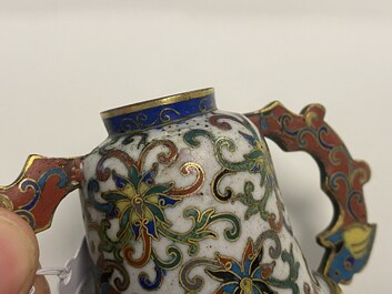 Een Chinese cloisonn&eacute; kop en schotel met lotusslingers, 18/19e eeuw