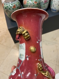 Une paire de vases en porcelaine de Chine &agrave; fond rouge de rubis monochrome, 19&egrave;me