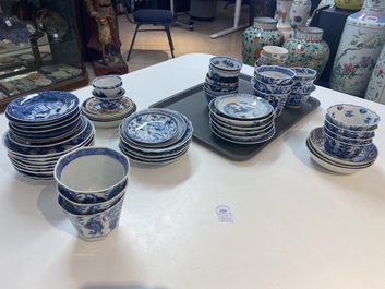 Trente-six soucoupes et trente-deux tasses en porcelaine de Chine, la plupart en bleu et blanc, Kangxi et apr&egrave;s