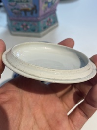 Une tasse couverte et soucoupe en porcelaine de Chine en bleu et blanc pour le march&eacute; fran&ccedil;ais, Kangxi