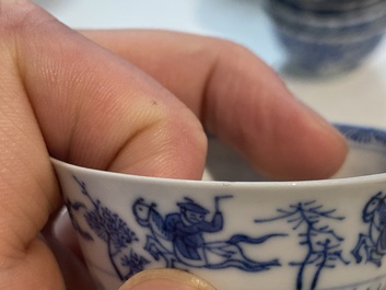 Trente-six soucoupes et trente-deux tasses en porcelaine de Chine, la plupart en bleu et blanc, Kangxi et apr&egrave;s