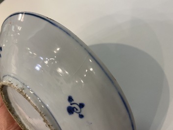 Une assiette en porcelaine de Chine en bleu, blanc et rouge de cuivre de type ko-sometsuke pour le march&eacute; japonais, &eacute;poque Transition